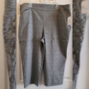 Plus Size Stretch Midrise Black/White Cropped Pants with Pockets